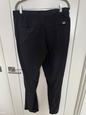 REI Men’s Black Elastic-Waist Chinos